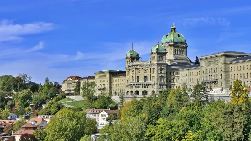 Das Schweizer Parlamentsgebäude, das Bundeshaus, in Bern, mit Blick auf die Architektur.