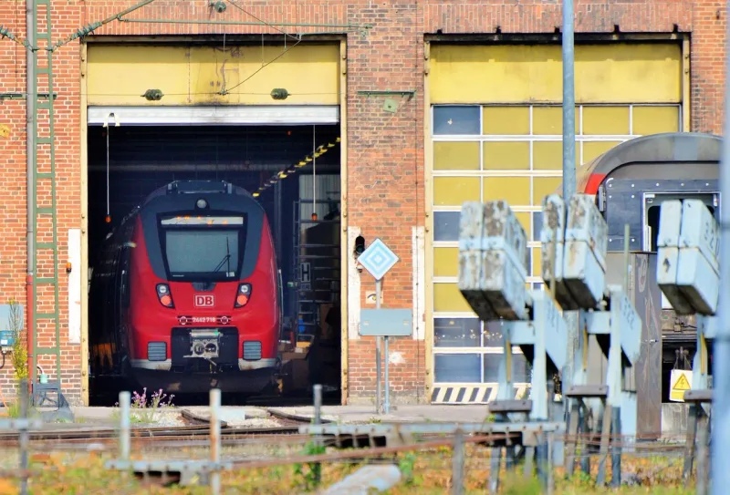 Eine Lokomotive der Deutschen Bahn steht in einem Reparaturwerk auf den Gleisen.