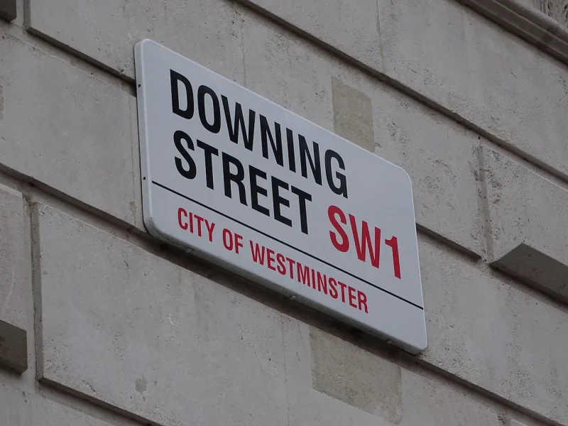 Die Downing Street in London, der Amtssitz des britischen Premierministers, bei Tageslicht.