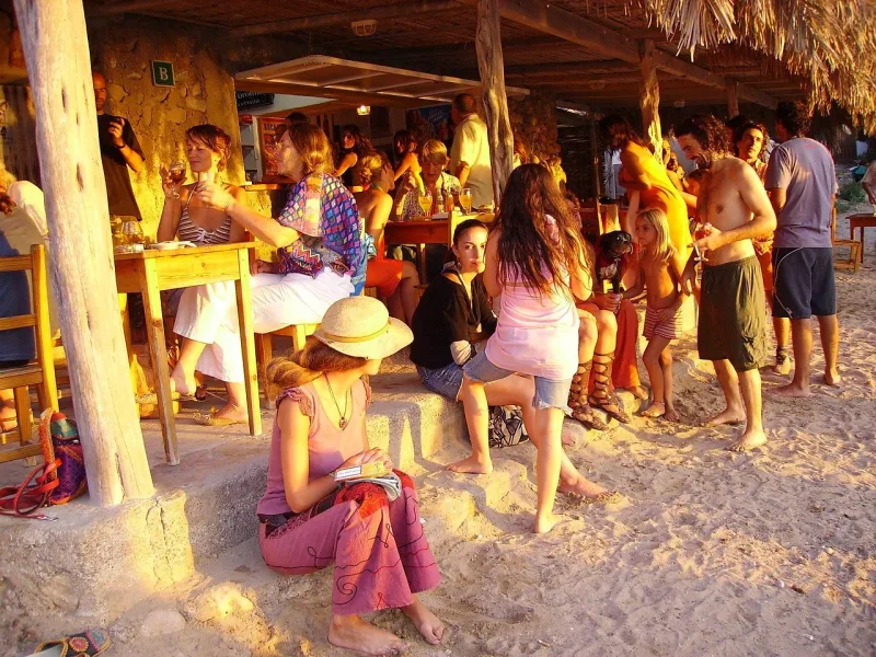 Ein ruhiger Strand auf Ibiza bei Sonnenuntergang, betont die natürliche und friedliche Seite der Insel.