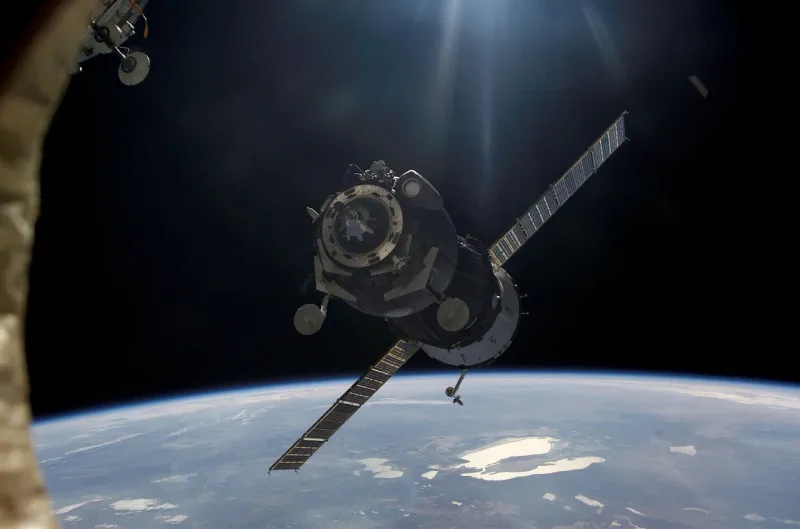 Die Internationale Raumstation (ISS) über der Erde, die den Planeten vor dem dunklen Weltraum zeigt.