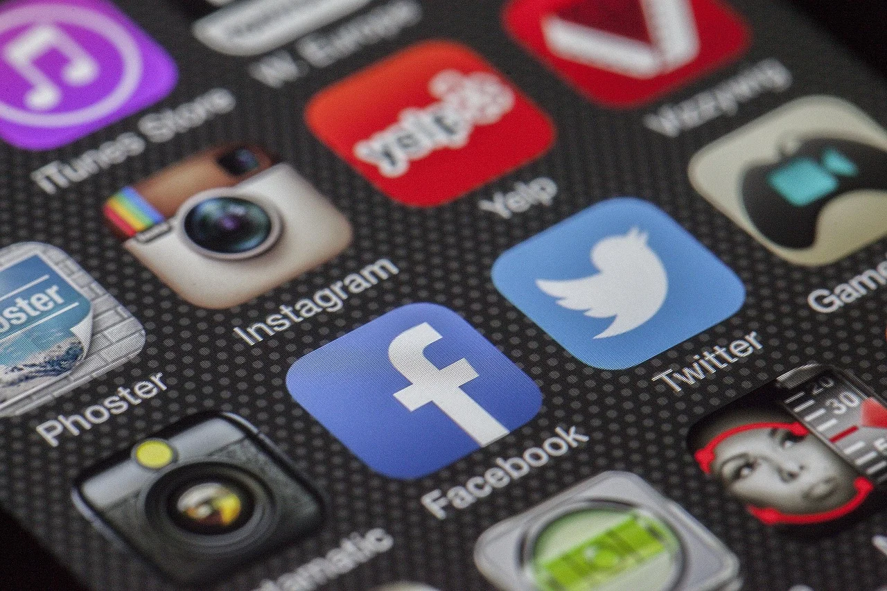 Ein Smartphone-Bildschirm zeigt eine Reihe von Social-Media-Apps, einschliesslich der Logos von Facebook, Instagram und Twitter.
