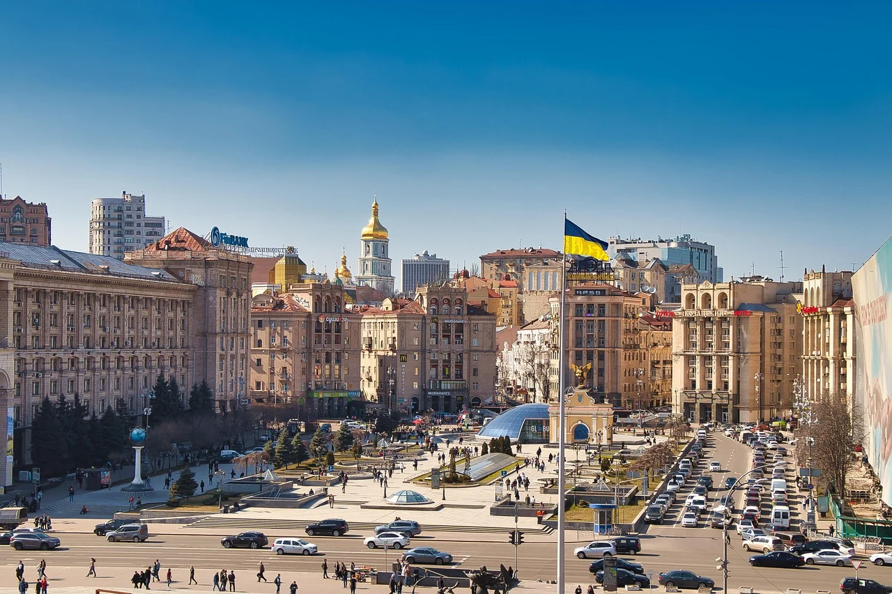Gebäude in einer ukrainischen Stadt, geschmückt mit ukrainischen Flaggen.