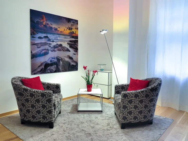 Therapieraum mit Sitzgelegenheiten und ruhiger Atmosphäre für psychotherapeutische Gespräche