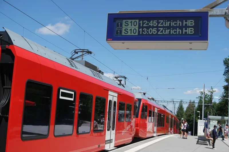 Die Uetlibergbahn in Zürich, Schweiz, fährt entlang einer malerischen Strecke auf den Berg.