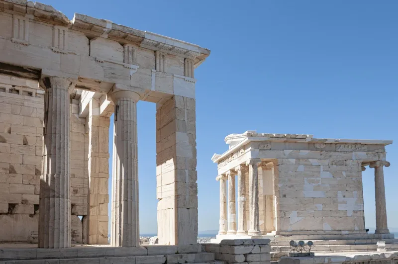 Der Parthenon, ein antiker Tempel auf der Akropolis in Athen, Griechenland, als historisches Wahrzeichen.