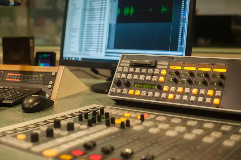 Radio-Mischpult mit Reglern im Sendestudio