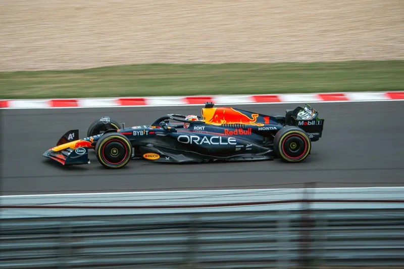 Ein roter Red Bull Formel-1-Wagen in voller Fahrt auf einer Rennstrecke.