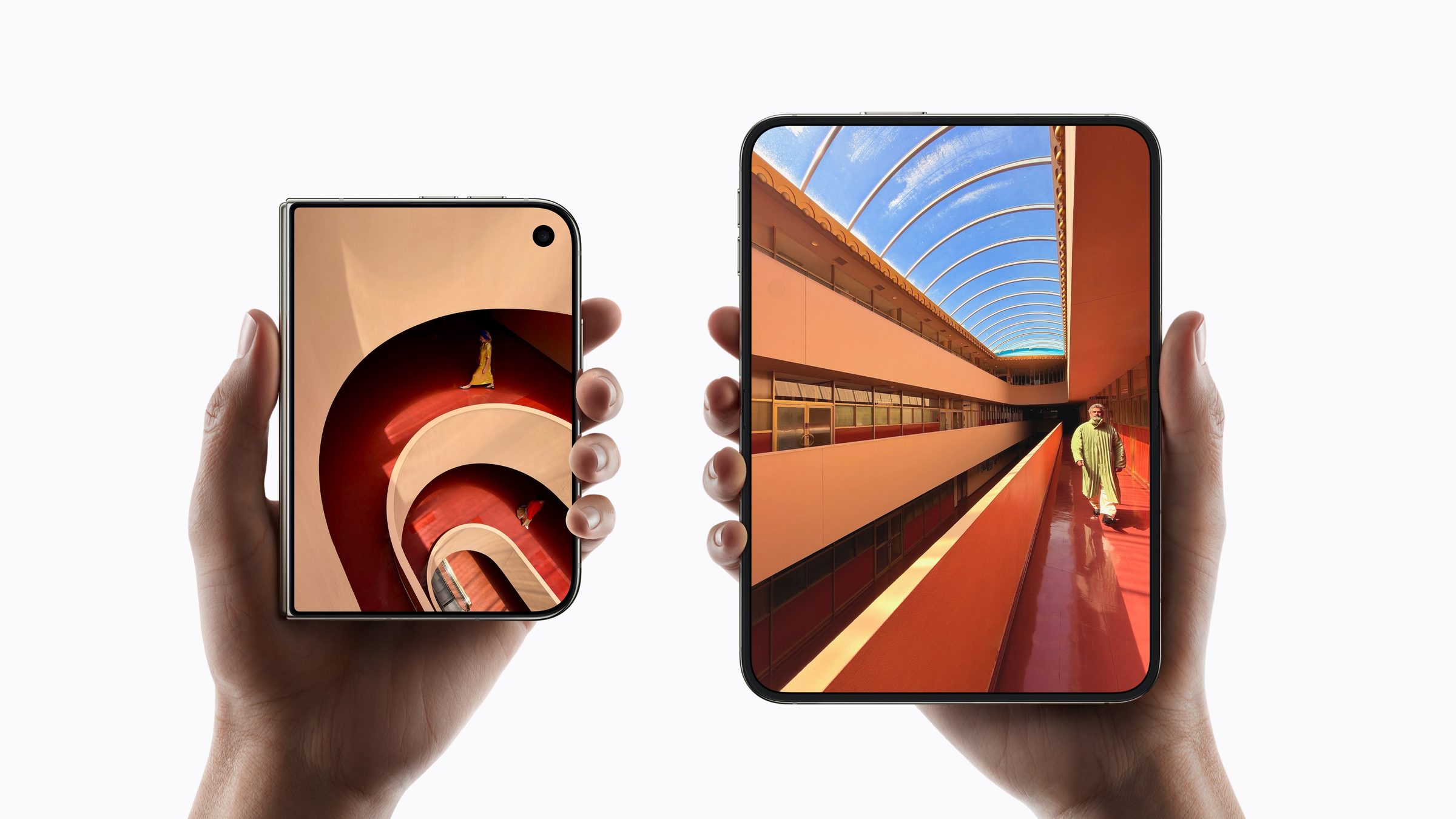 Zwei Hände halten ein geschlossenes und ein vollständig geöffnetes iPhone Duo nebeneinander.