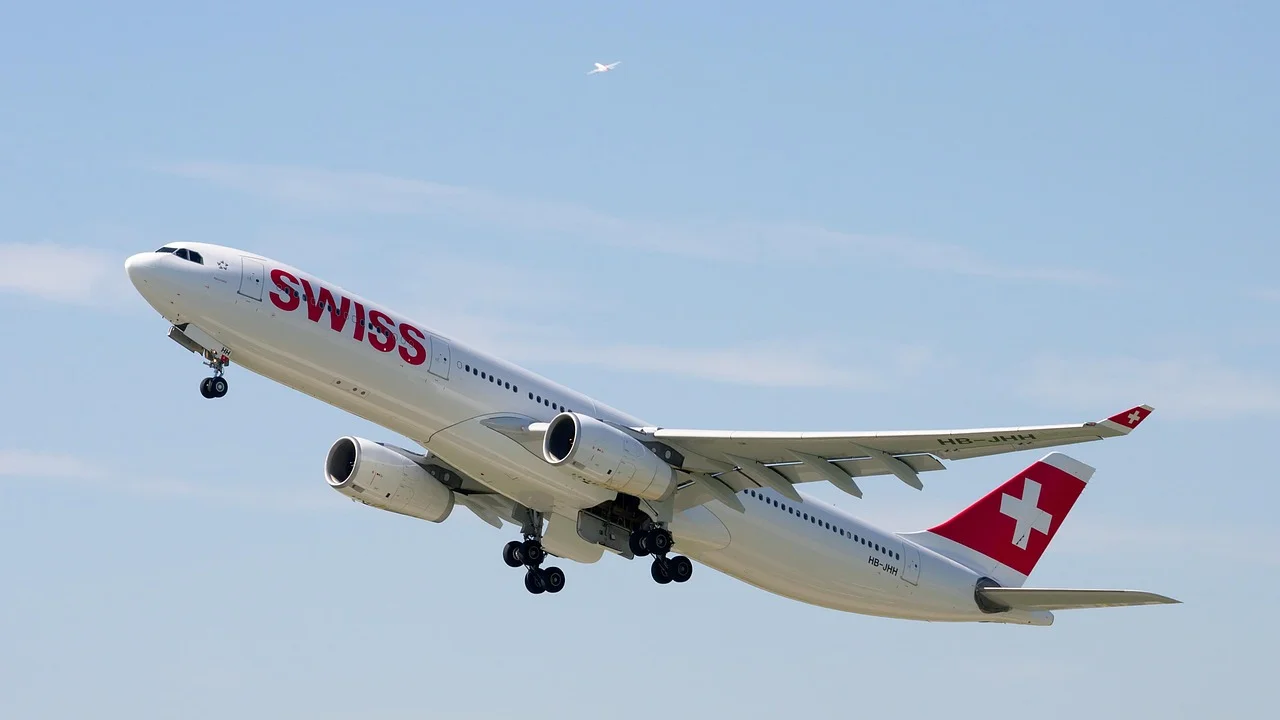 Ein Airbus A330 der Swiss International Air Lines am Flughafen Zürich. Das Flugzeug ist startbereit.