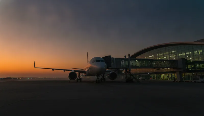 Passagierflugzeug vom Typ Boeing 737 steht am Gate eines Flughafens in der Golfregion